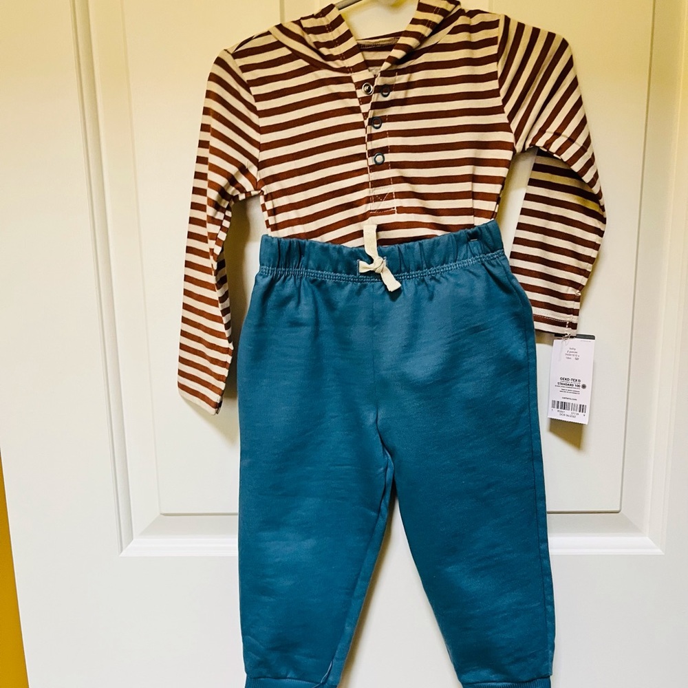 Baby Boy Carter’s Hooded Bodysuit & Jogger Pants Set.    Size. 18mos